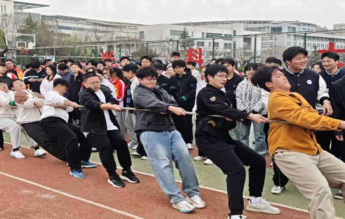 一群人在跑步 AI 生成的内容可能不正确。