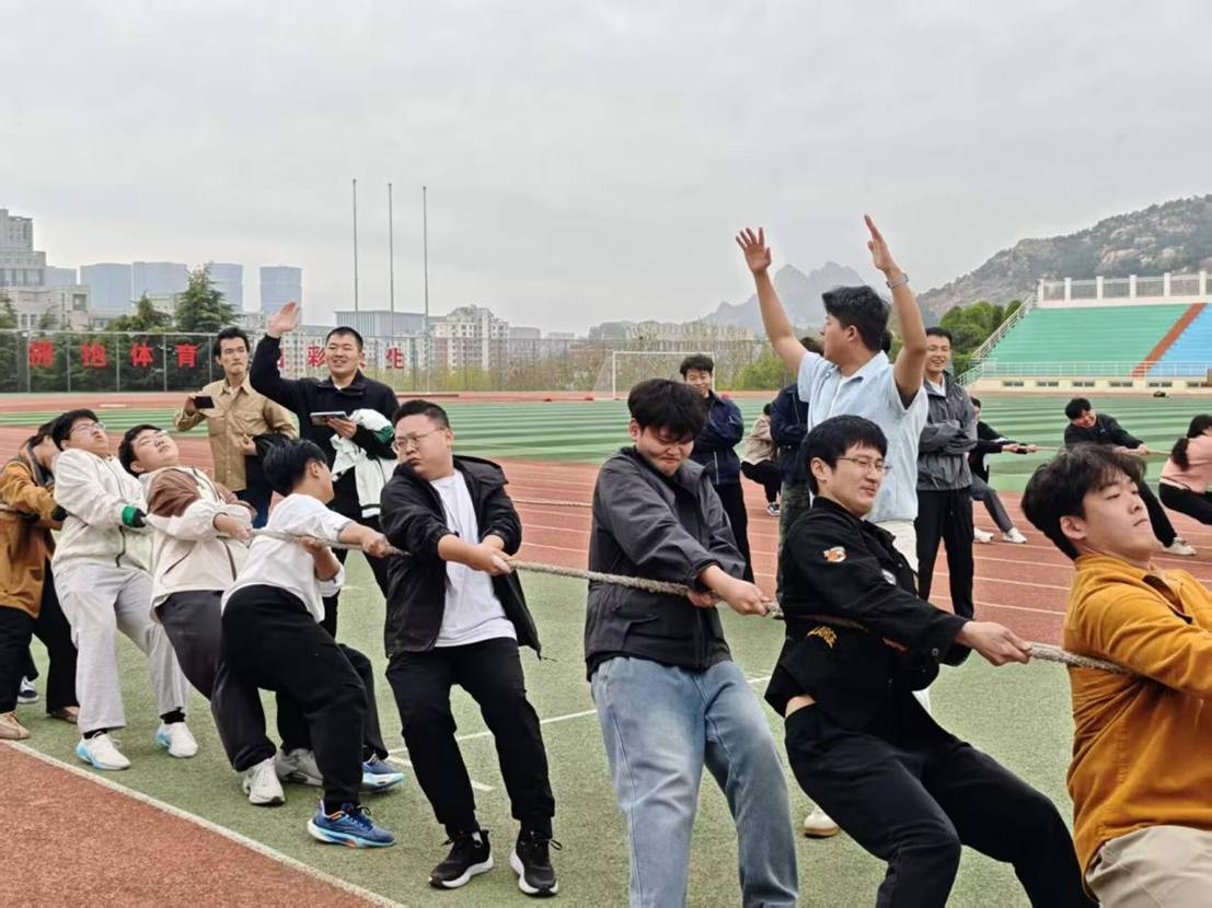 一群人在广场上 AI 生成的内容可能不正确。